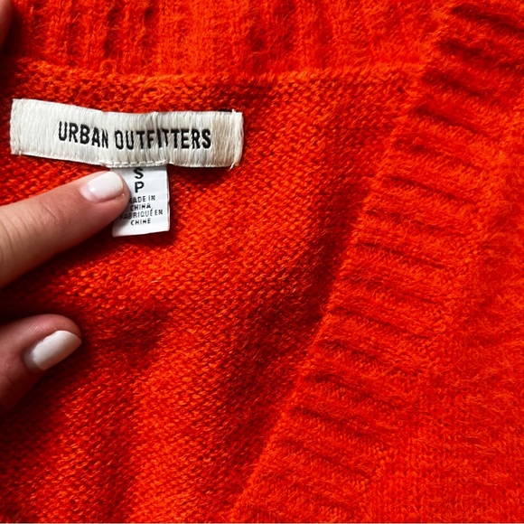 NWOT Fuzzy Vest Urban Outfitters - Picture 3 of 9